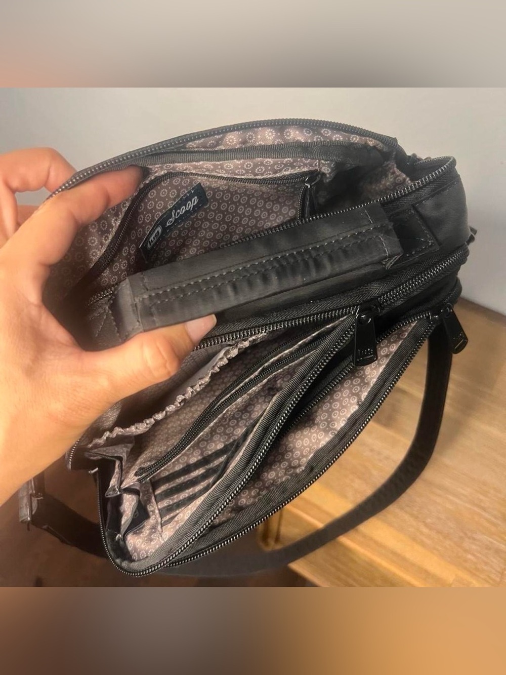 Lug Black unisex Messenger Bag with adjustable strap. - Picture 5 of 8